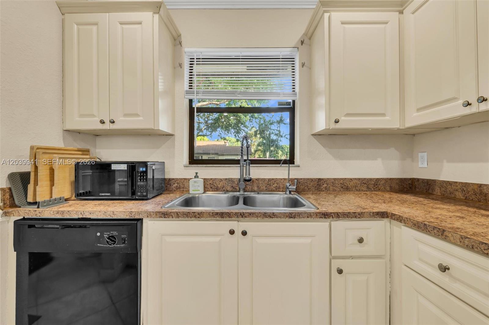 6633 N Parkway Drive 5-7 Property Photo 6