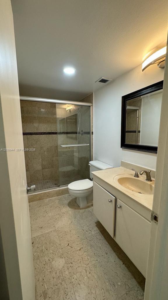 919 Hillcrest Drive 201 Property Photo 6