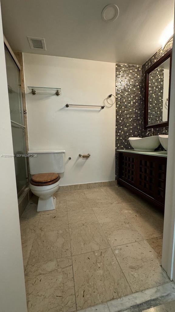 919 Hillcrest Drive 201 Property Photo 13