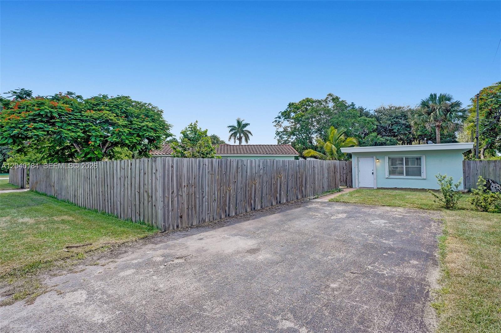 2804 Sw 16 Street Cottage Property Photo 2