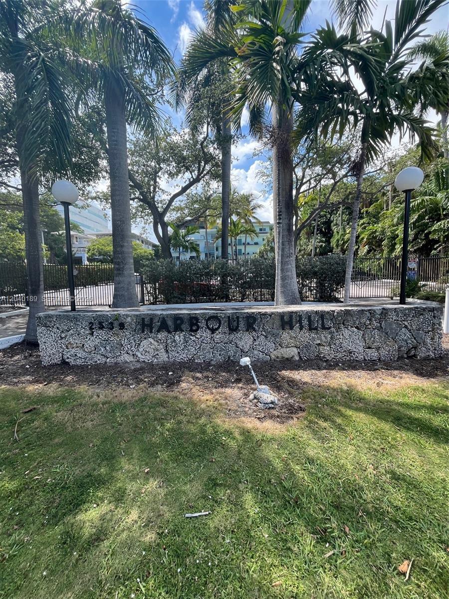 2539 S Bayshore Drive 320a Property Photo 2