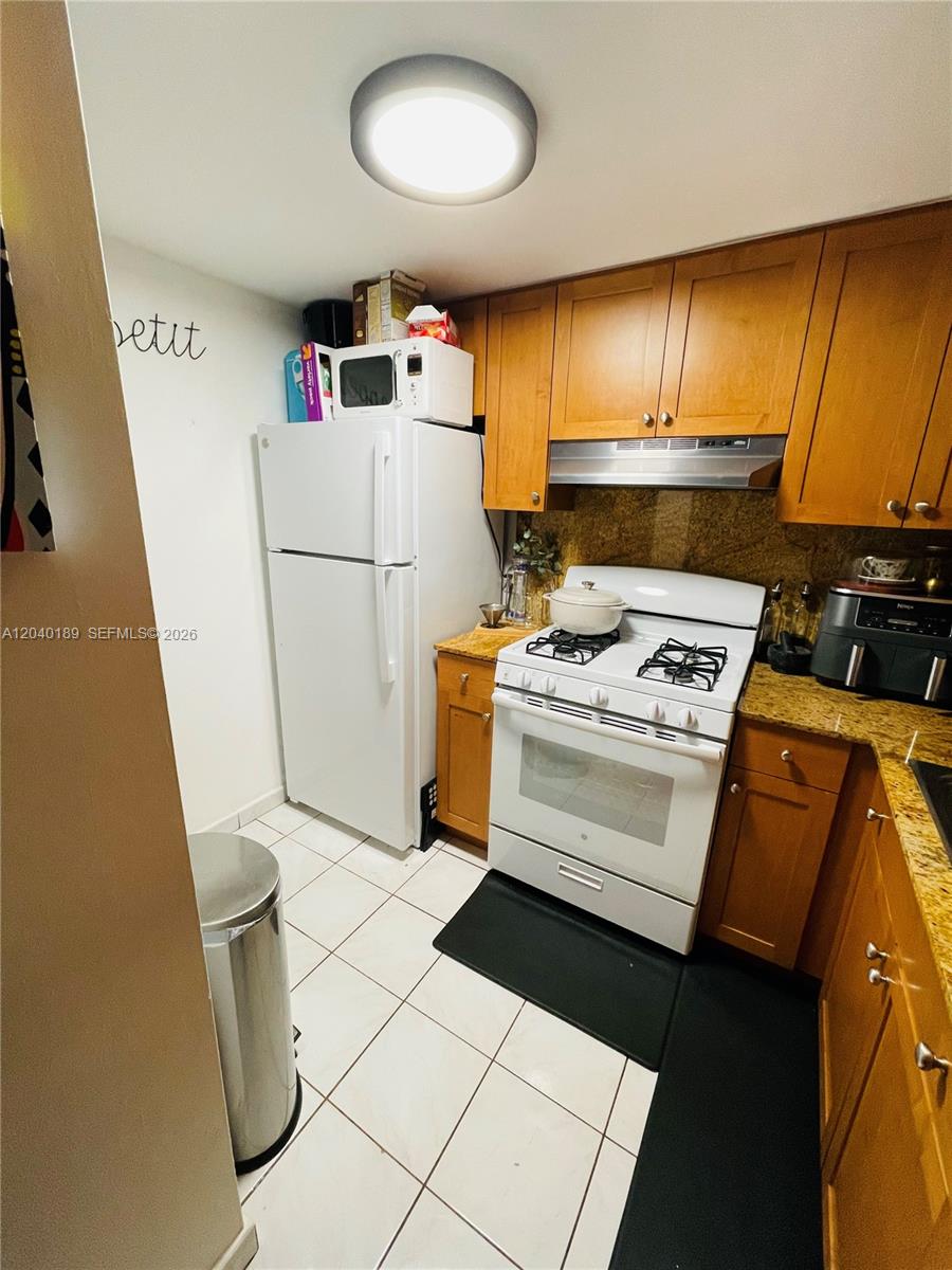 2539 S Bayshore Drive 320a Property Photo 8