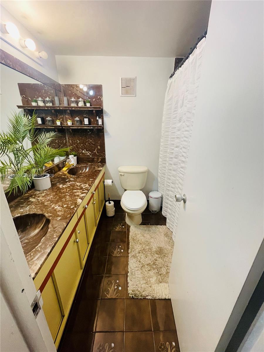 2539 S Bayshore Drive 320a Property Photo 10