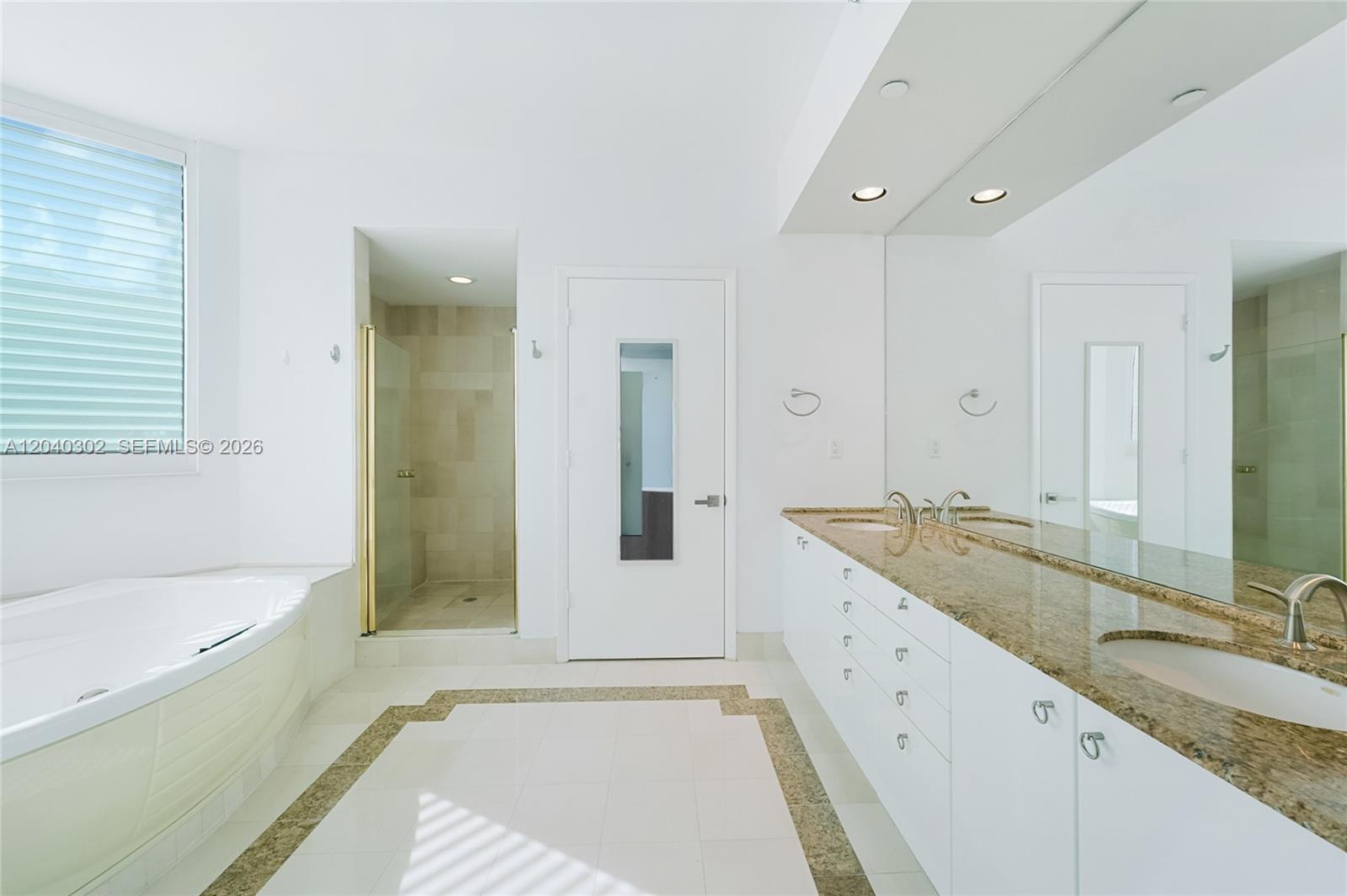 300 S Pointe Drive 405 Property Photo 19