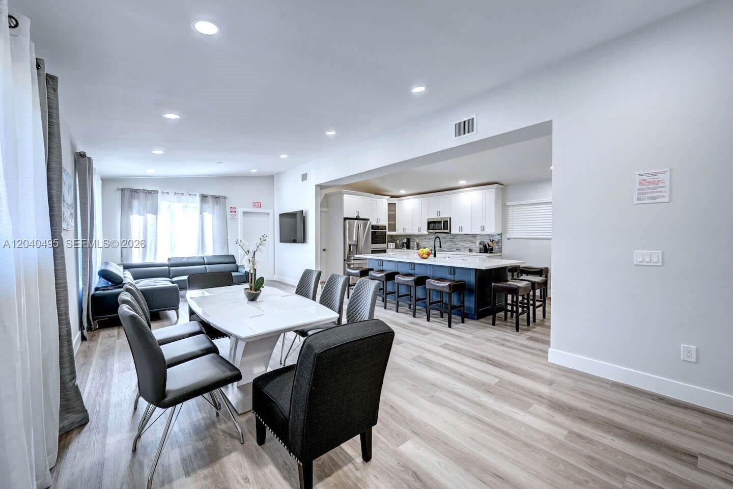 A12040495 Property Photo 3