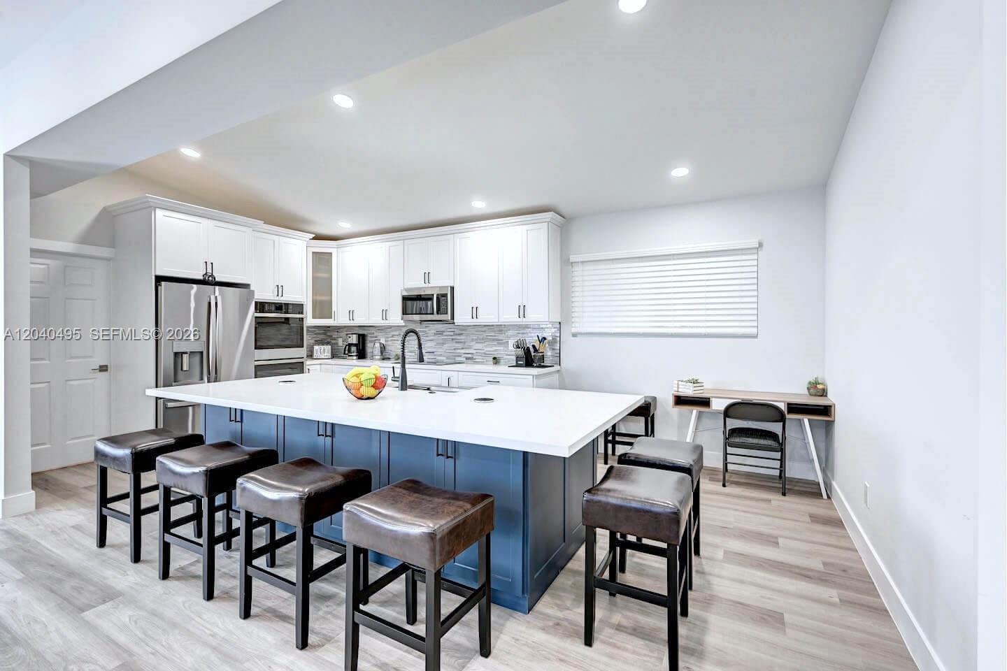 A12040495 Property Photo 6