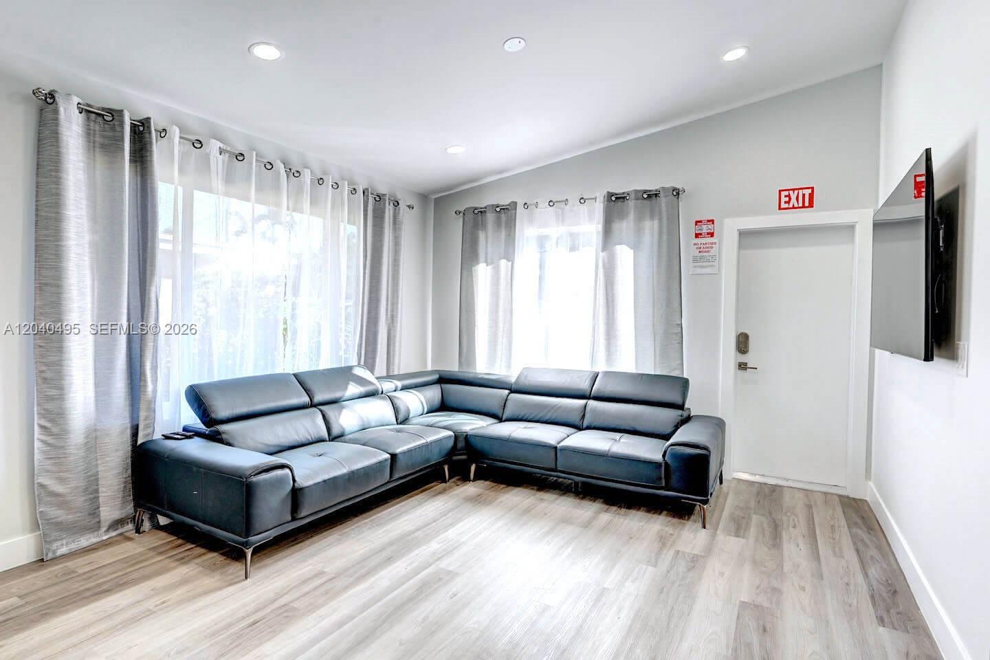 A12040495 Property Photo 7