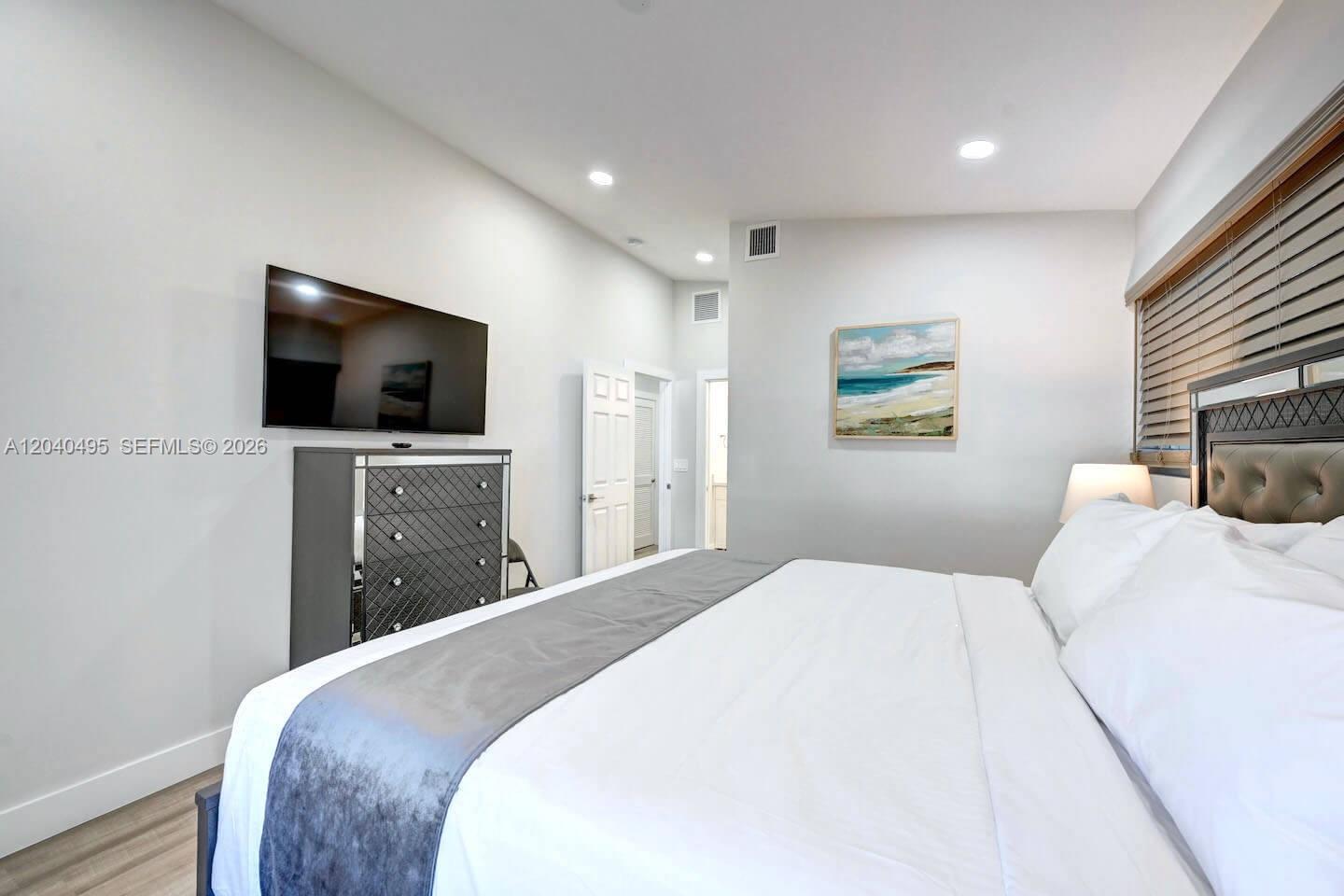 A12040495 Property Photo 20