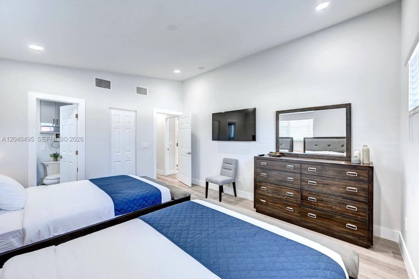A12040495 Property Photo 25