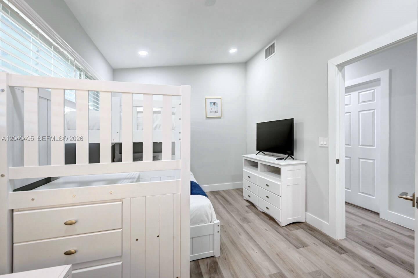 A12040495 Property Photo 30
