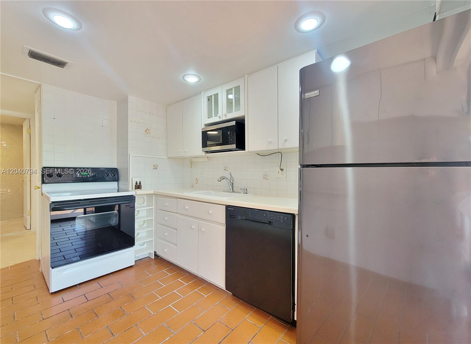 77 Crandon Boulevard 2b Property Photo 13