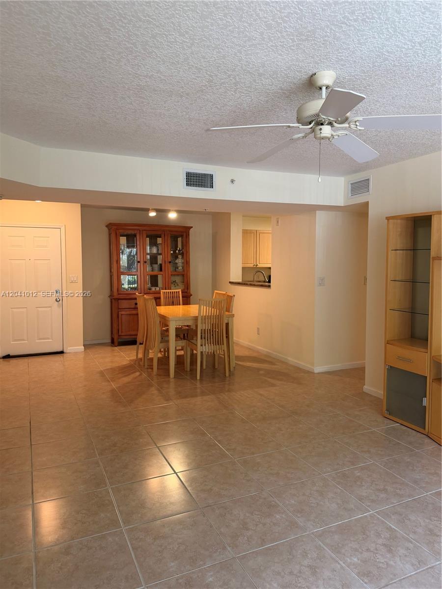 619 E Sheridan Street 105 Property Photo 4