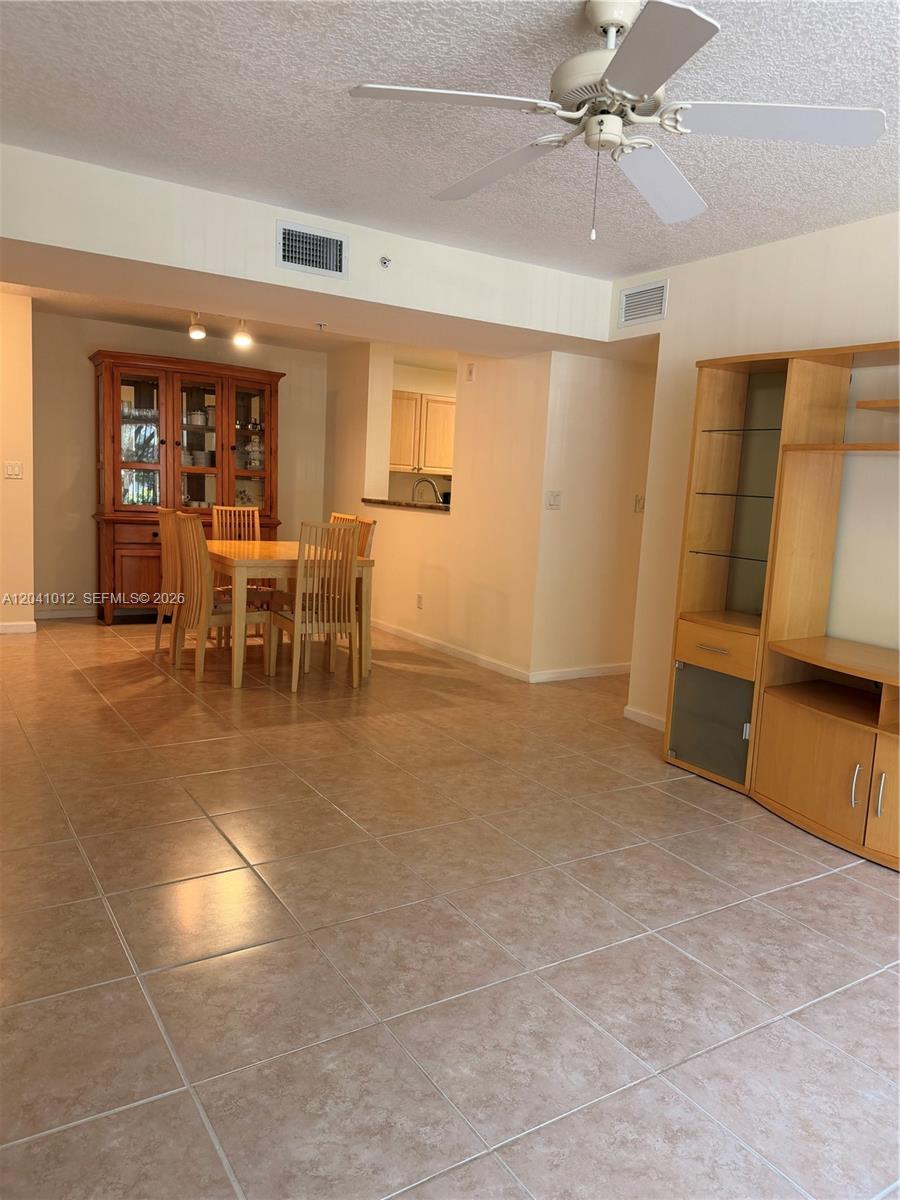 619 E Sheridan Street 105 Property Photo 5