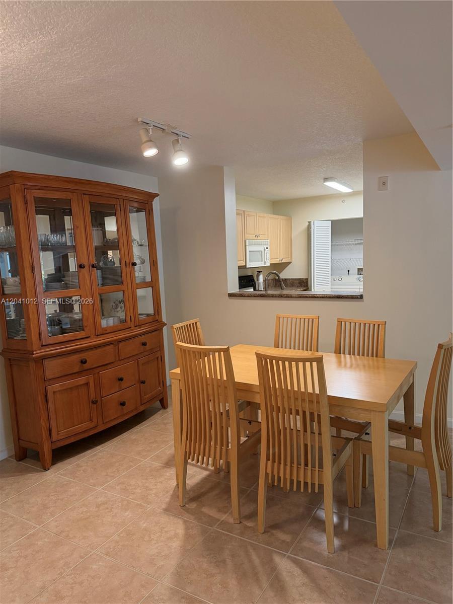 619 E Sheridan Street 105 Property Photo 6