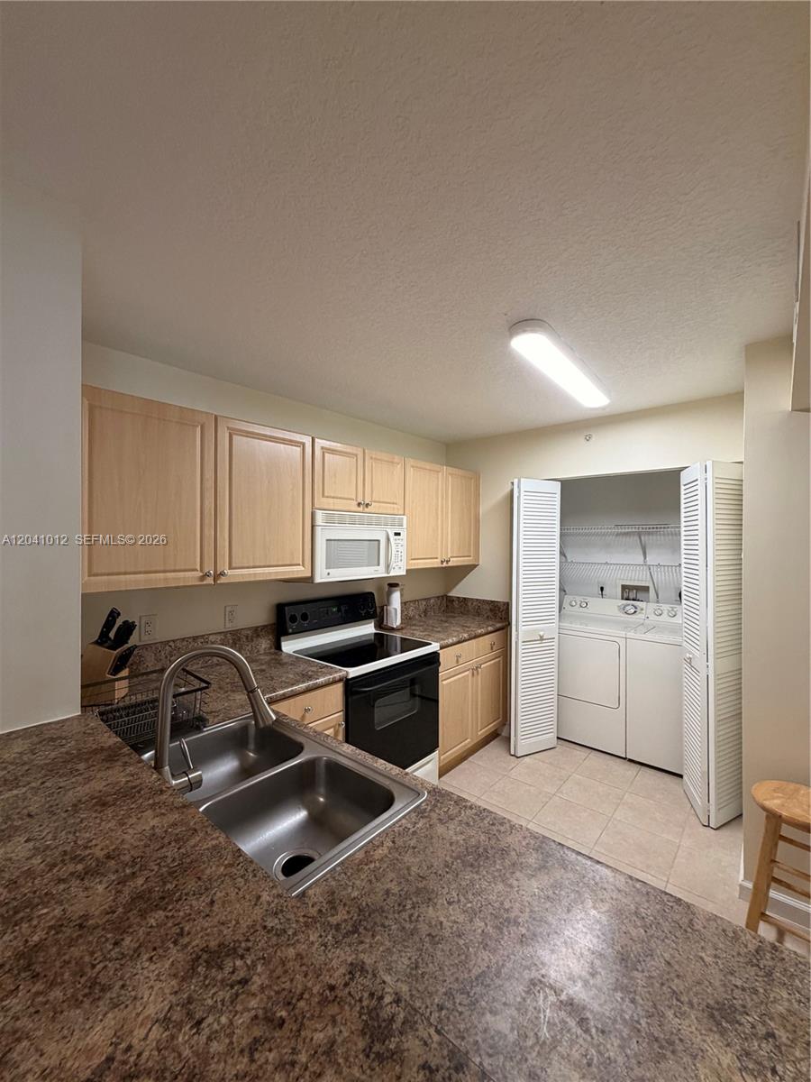 619 E Sheridan Street 105 Property Photo 11