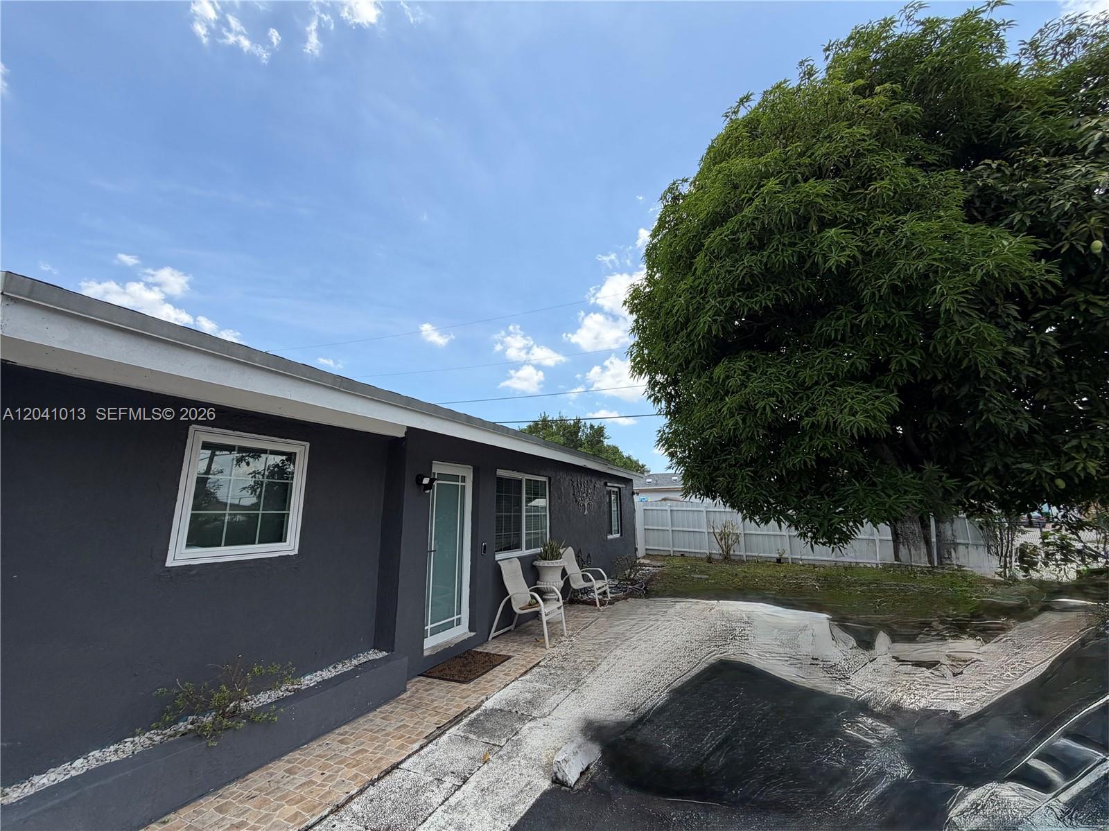 2300 Sw 43rd Avenue Property Photo 3
