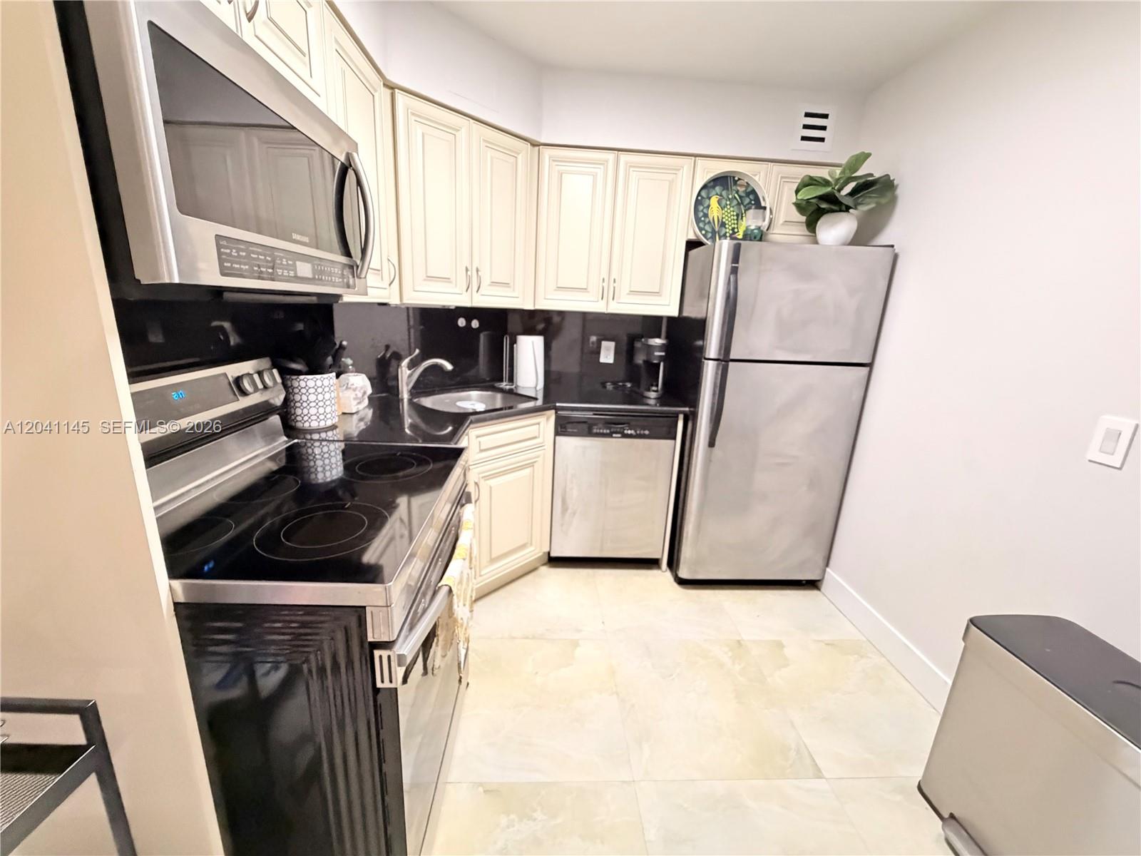 5225 Collins Avenue 914 Property Photo 14
