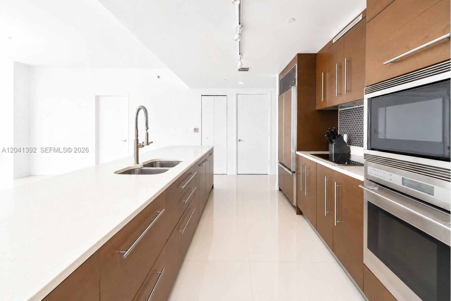 475 Brickell Avenue 4715 Property Photo 7