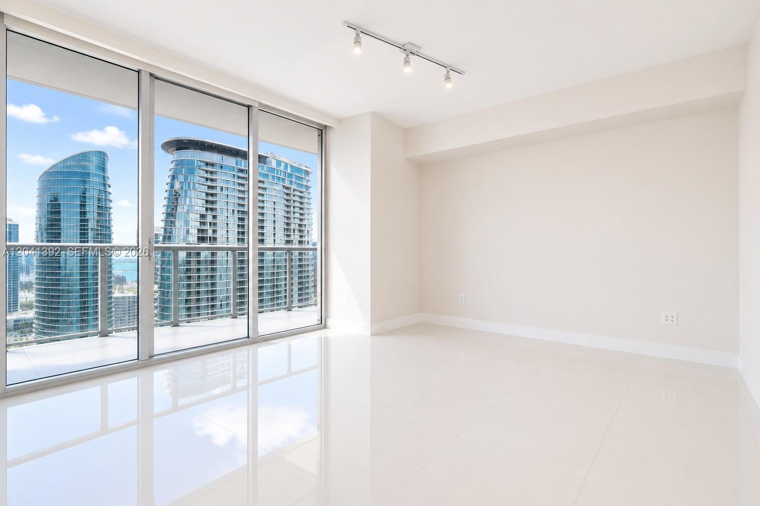475 Brickell Avenue 4715 Property Photo 9