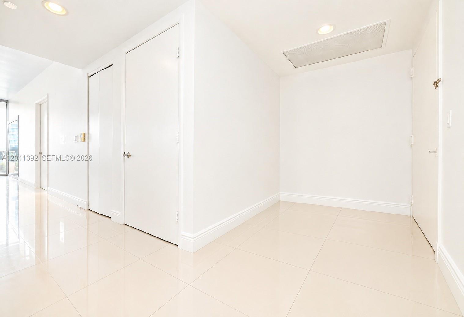 475 Brickell Avenue 4715 Property Photo 17