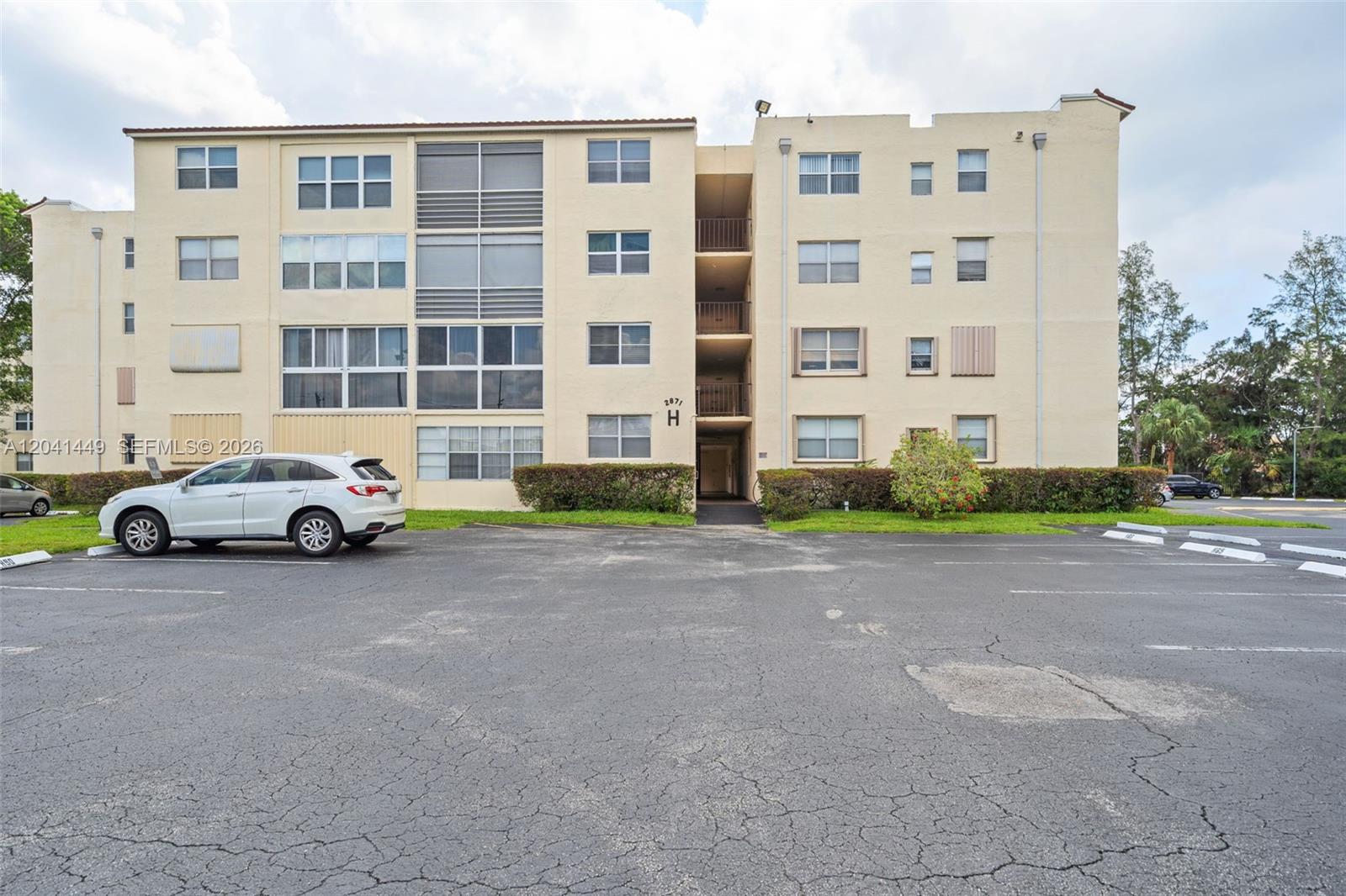 2871 Somerset Drive 102