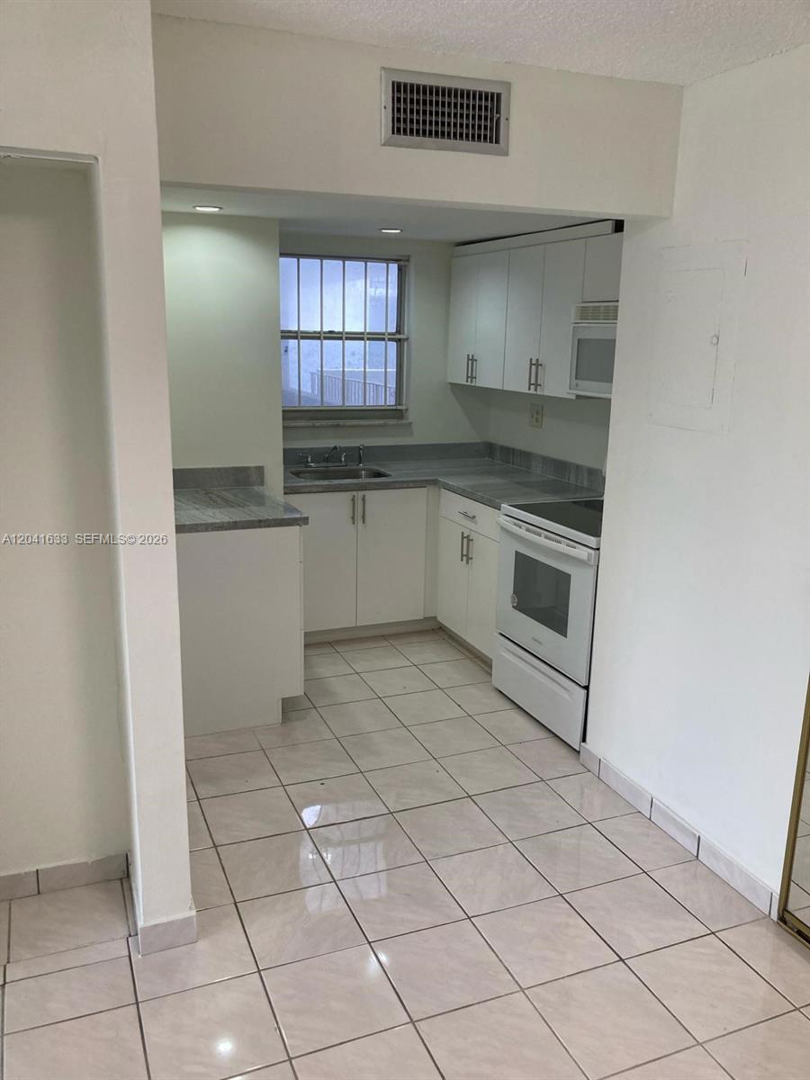 210 Fontainebleau Boulevard 306 Property Photo 18