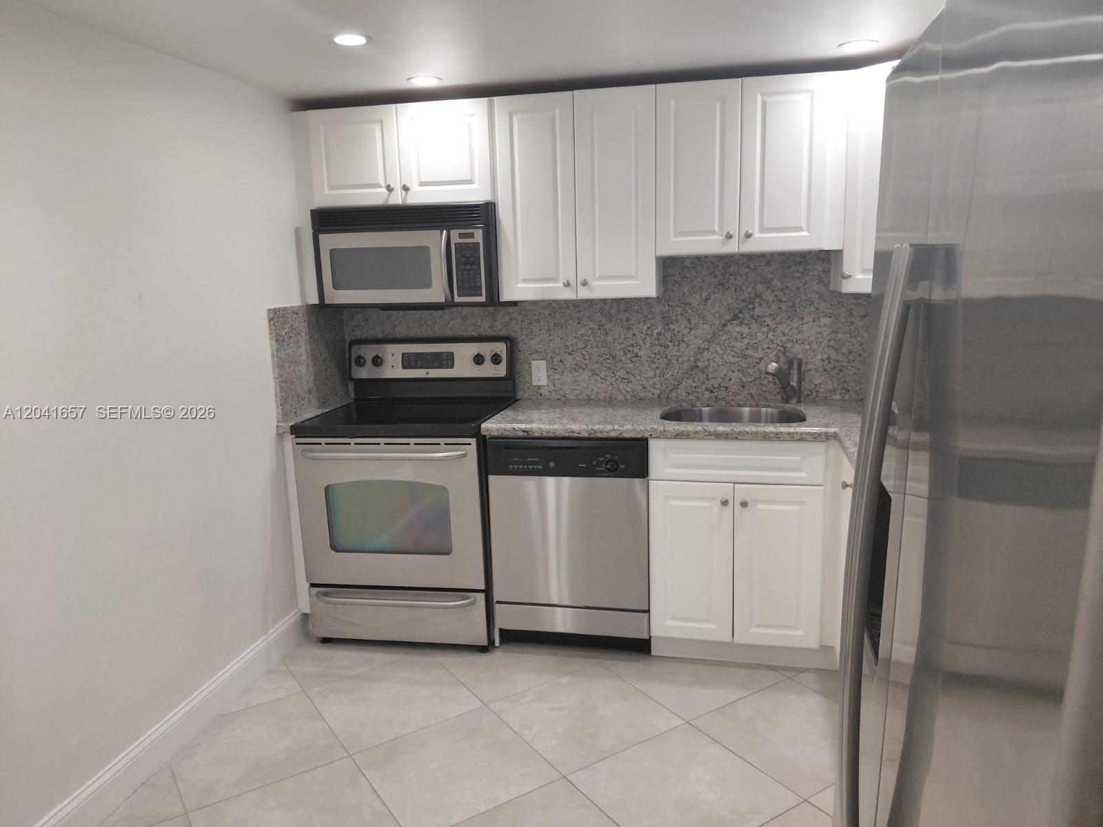 5701 Collins Avenue 619 Property Photo 11