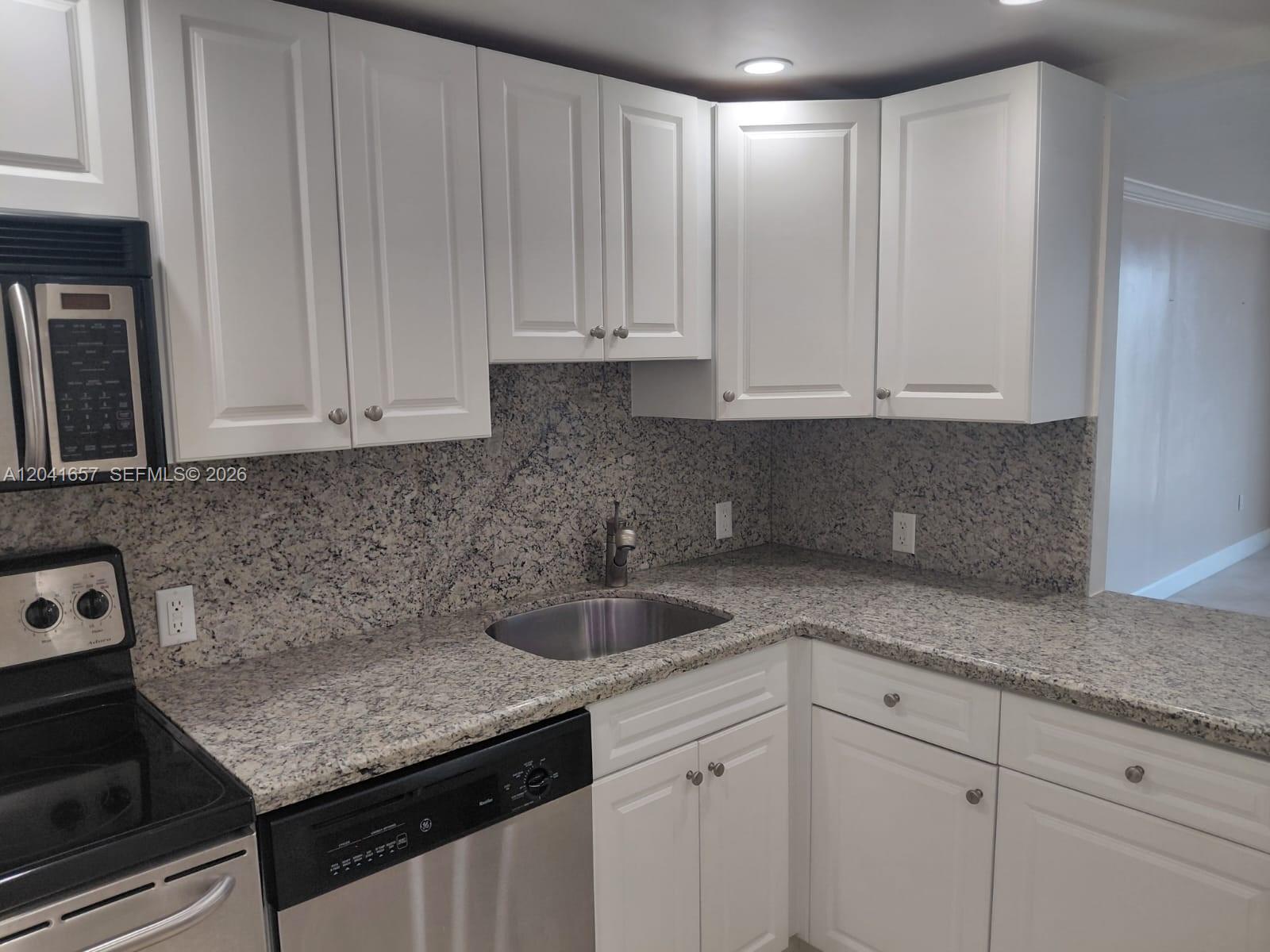 5701 Collins Avenue 619 Property Photo 12