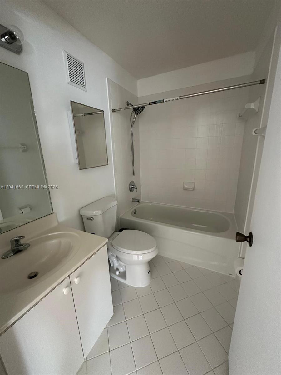 2920 Se 12th Road 203-30 Property Photo 6