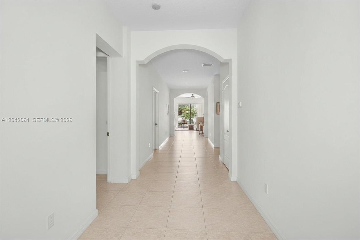 107 Nw Summerville Court Property Photo 2