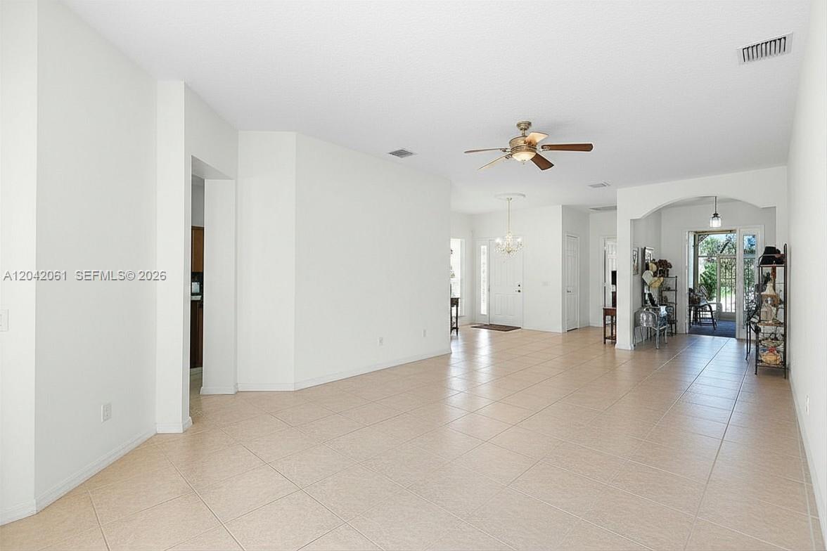 107 Nw Summerville Court Property Photo 6