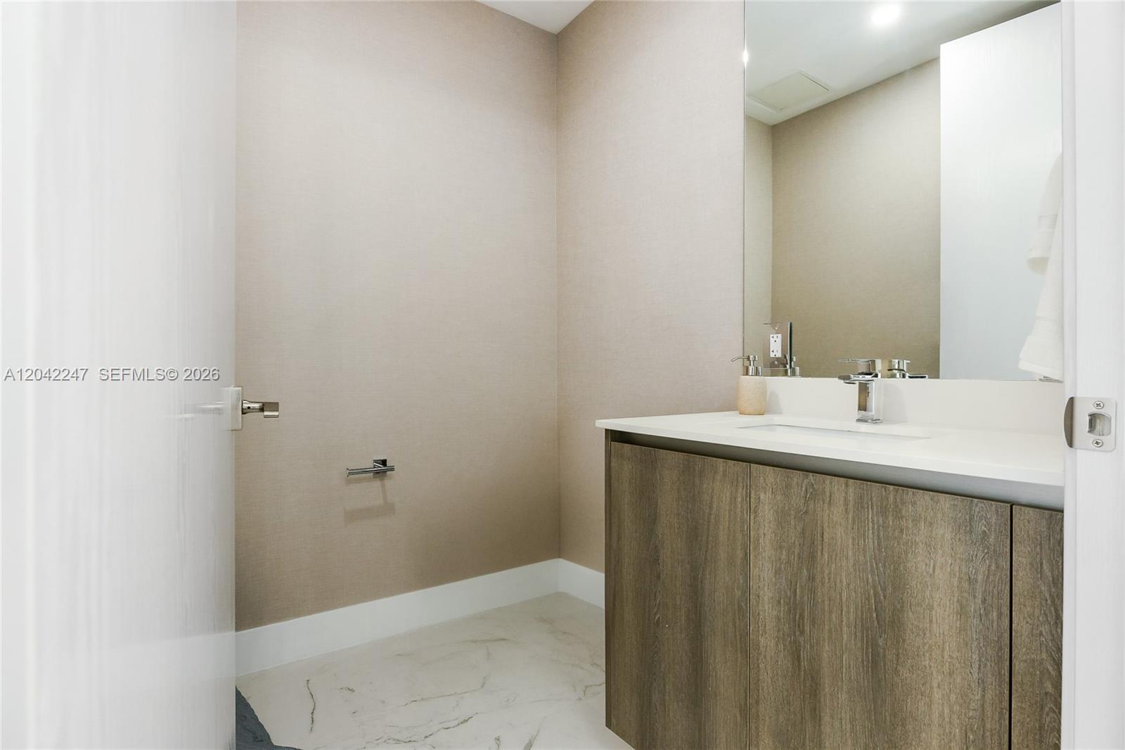17550 Collins Avenue 702 Property Photo 6