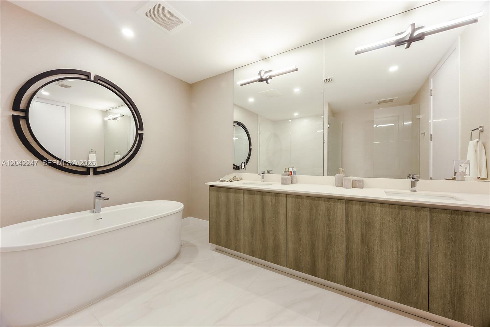 17550 Collins Avenue 702 Property Photo 11