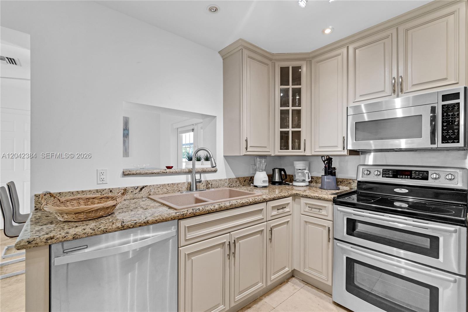 3338 Taft Street Property Photo 12