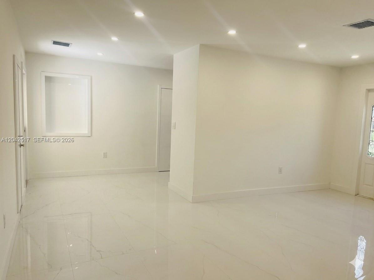 A12042517 Property Photo 11