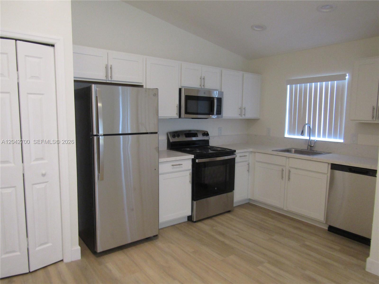 4525 28 Street Sw 4525 Property Photo 3