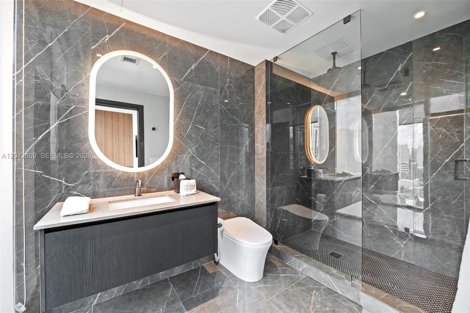20 Ne 11 2410 Property Photo 36