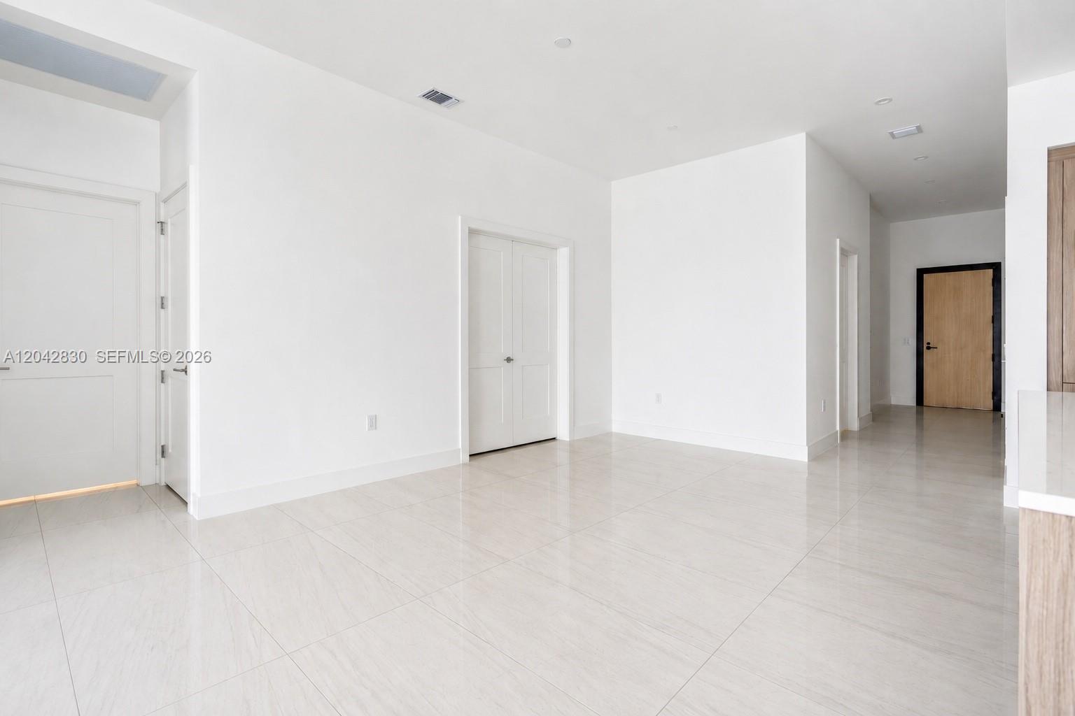 153 N Seabreeze Boulevard 401 Property Photo 9