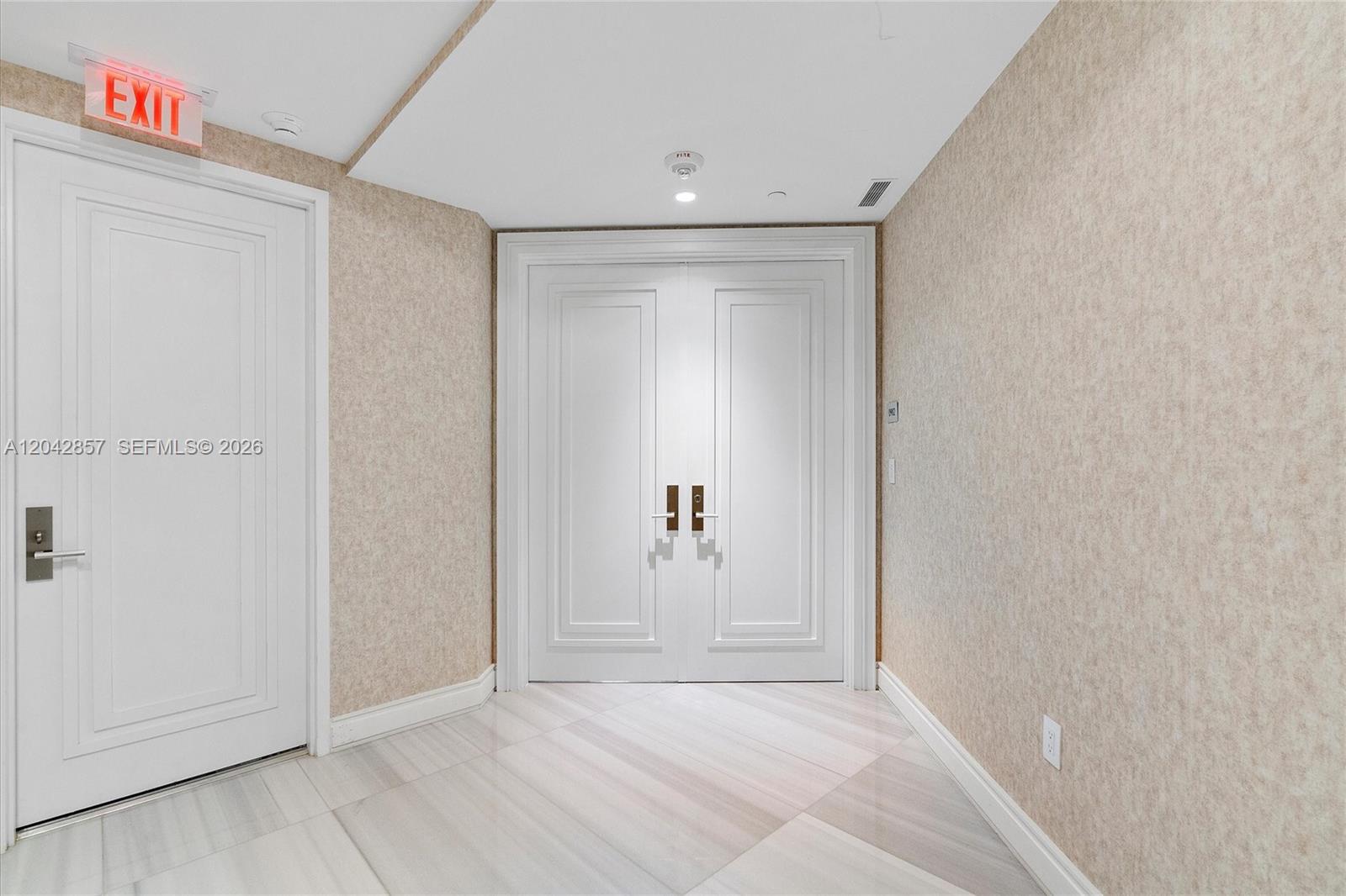 17901 Collins Avenue 902 Property Photo 2
