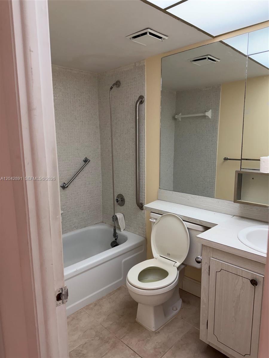 2741 N Pine Island Road 109 Property Photo 17