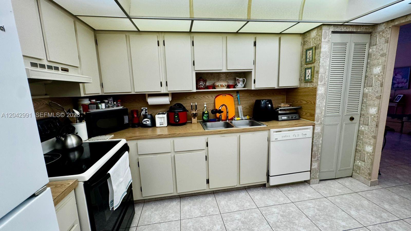 A12042991 Property Photo 2