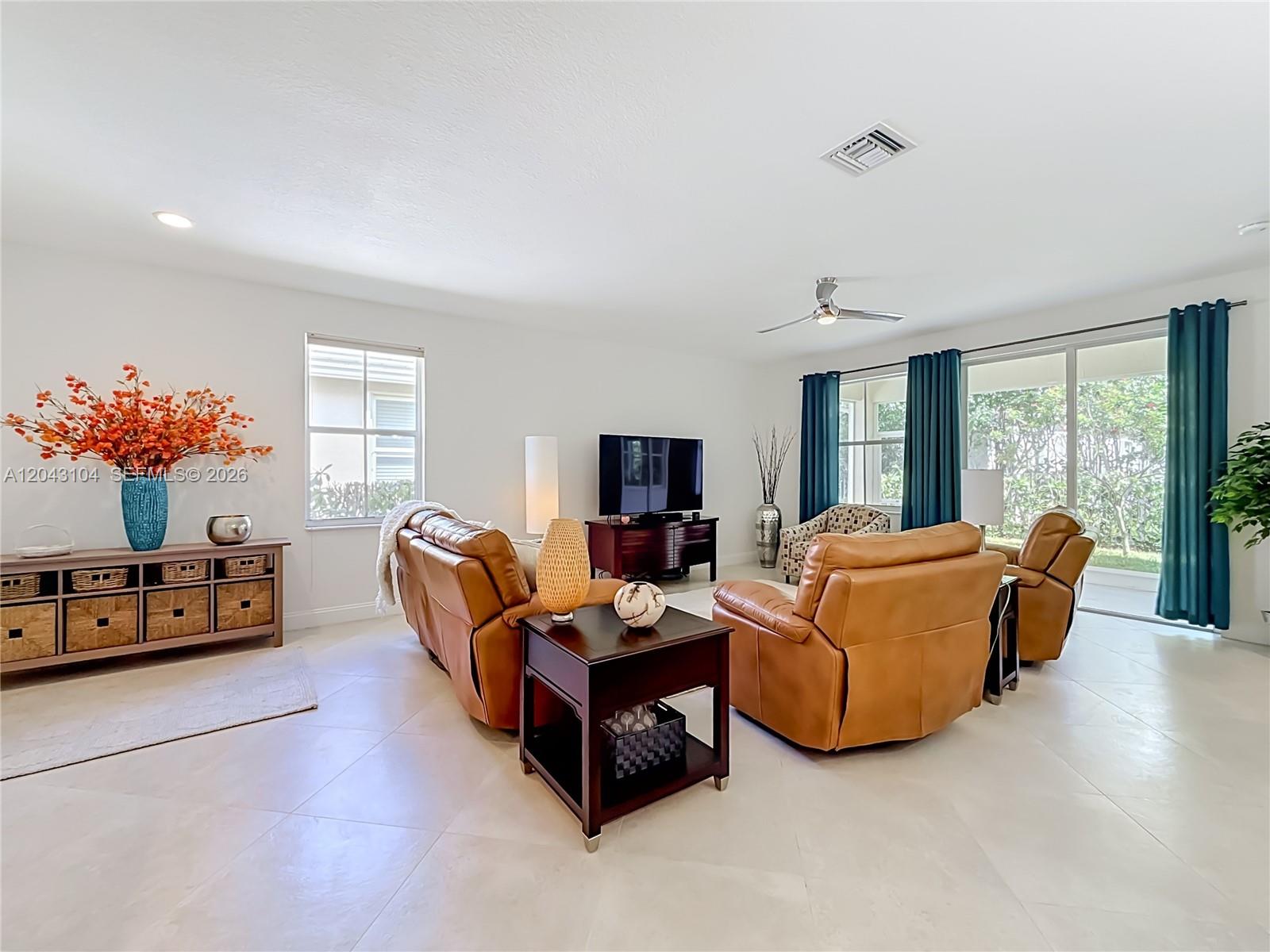 1556 Winterberry Lane Property Photo 4