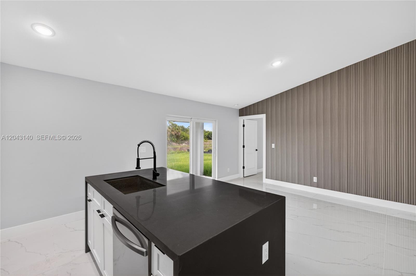 704 E Carbon Property Photo 18