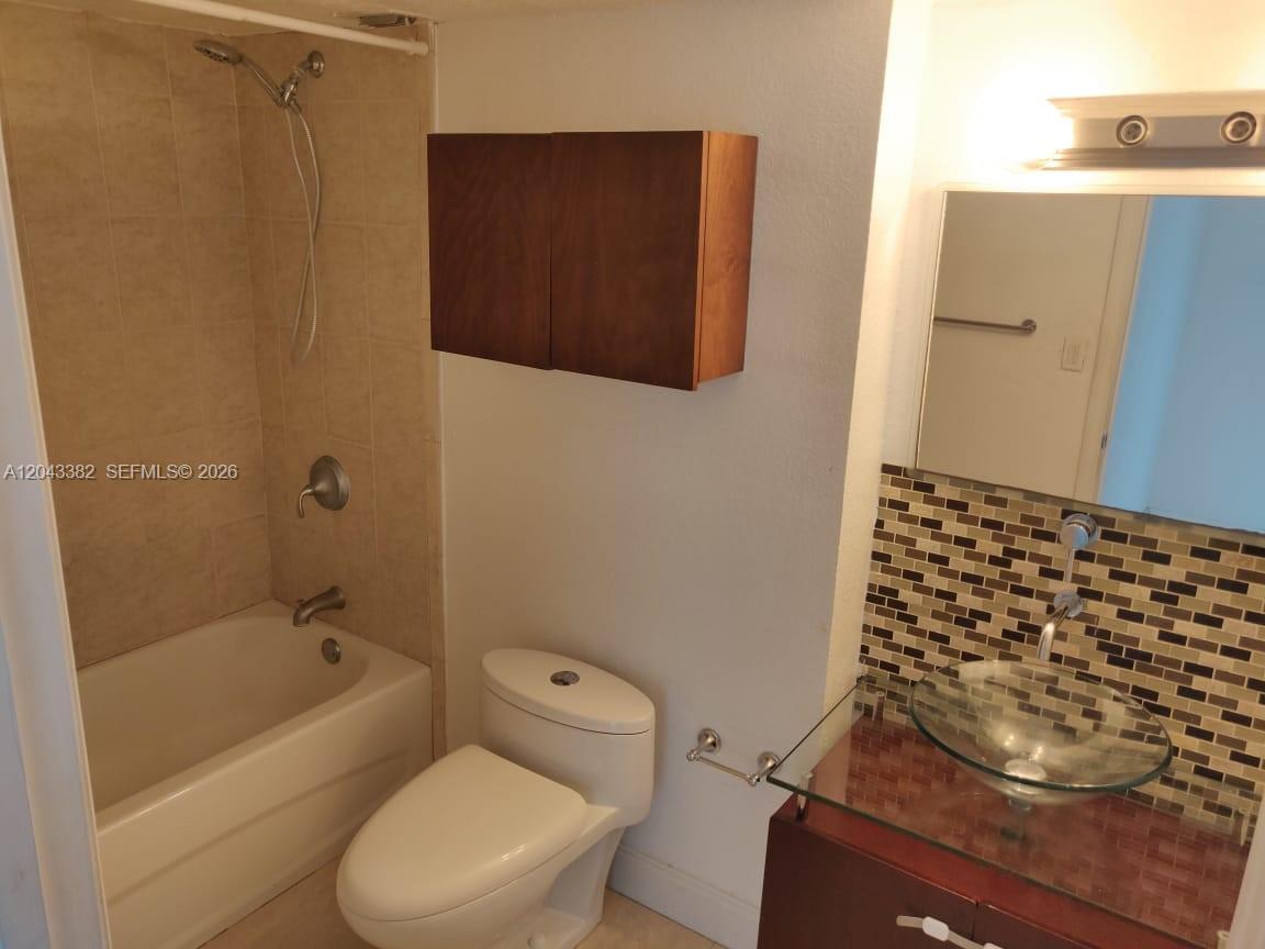 9001 Sw 77th Avenue C606 Property Photo 11
