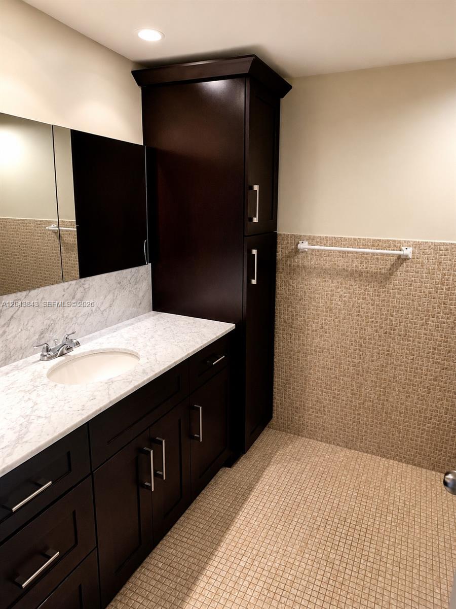 5255 Collins Avenue 7b Property Photo 9