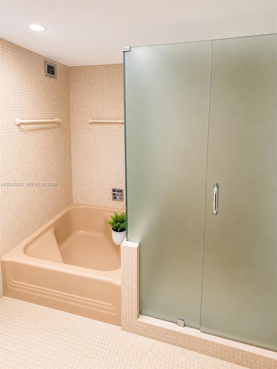 5255 Collins Avenue 7b Property Photo 19
