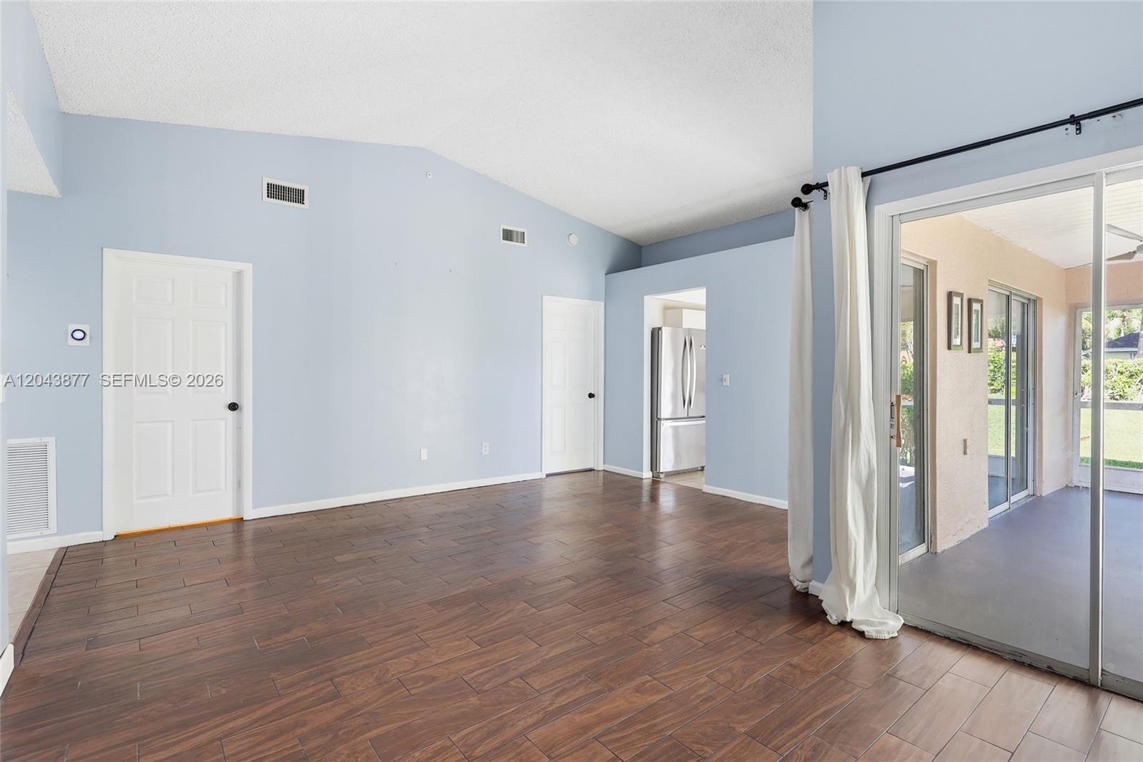 1855 Se 6th Court Property Photo 6