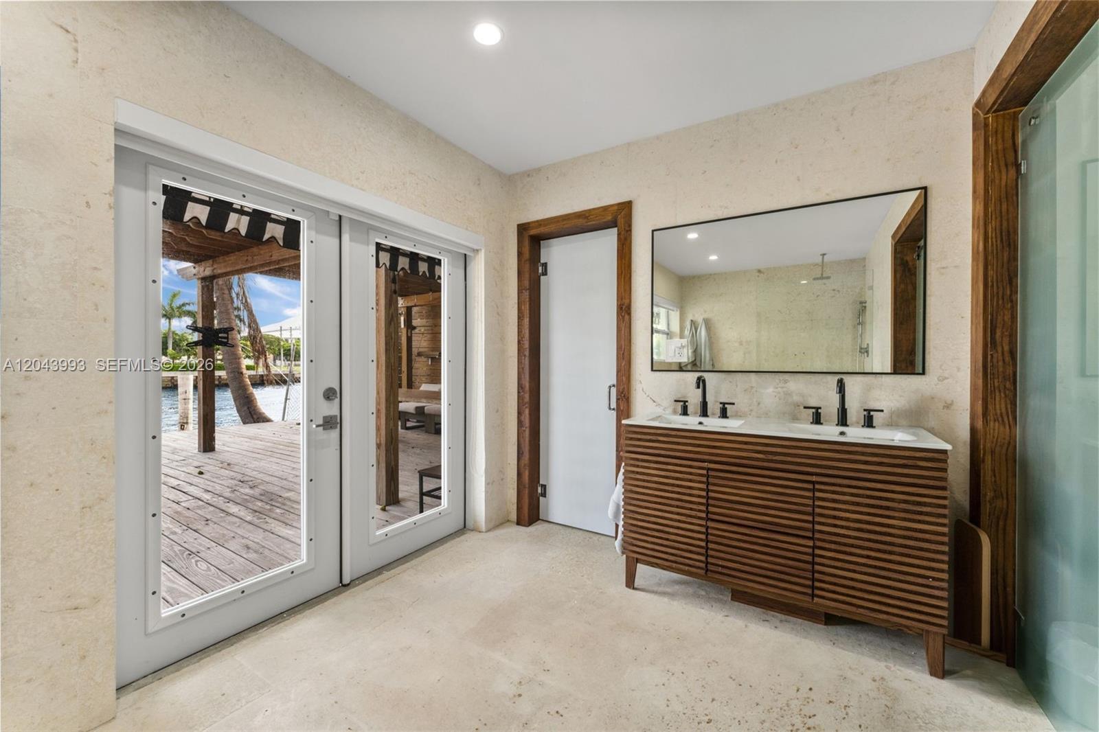 1110 N River Drive Property Photo 12