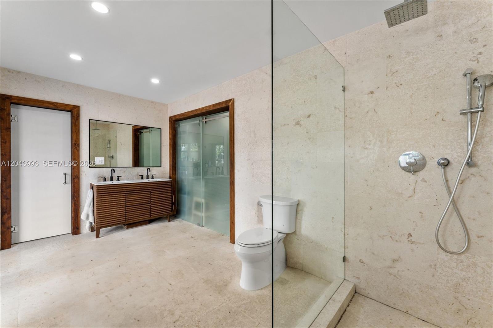 1110 N River Drive Property Photo 13
