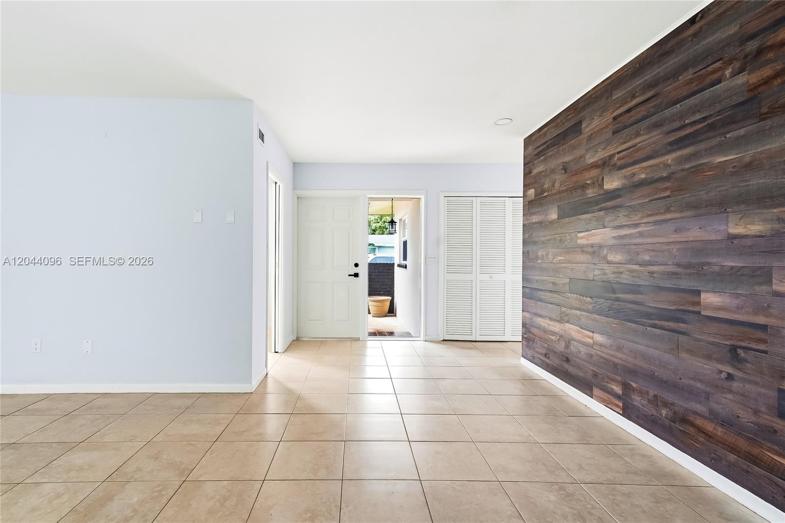 106 E Park Lane E Property Photo 3